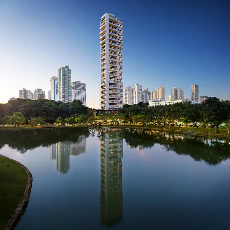 Perspectiva do Bauhaus refletido no lago do Parque Vaca Brava, em Goiânia